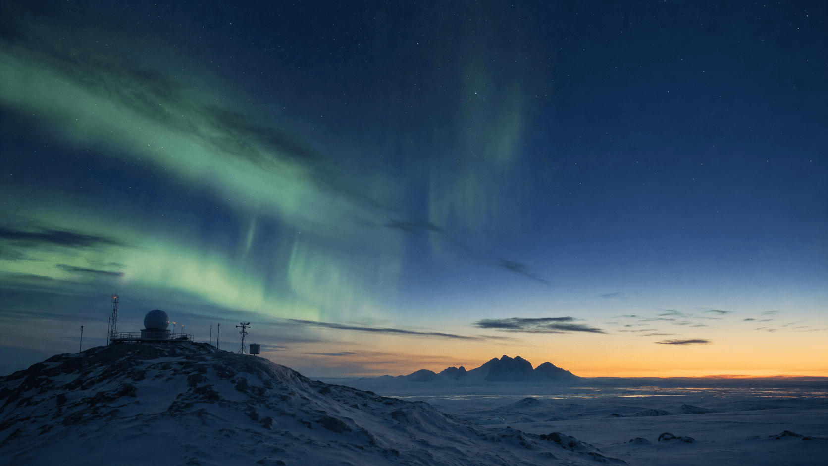 Aurora boreal tenue sobre un observatorio ártico al amanecer de verano